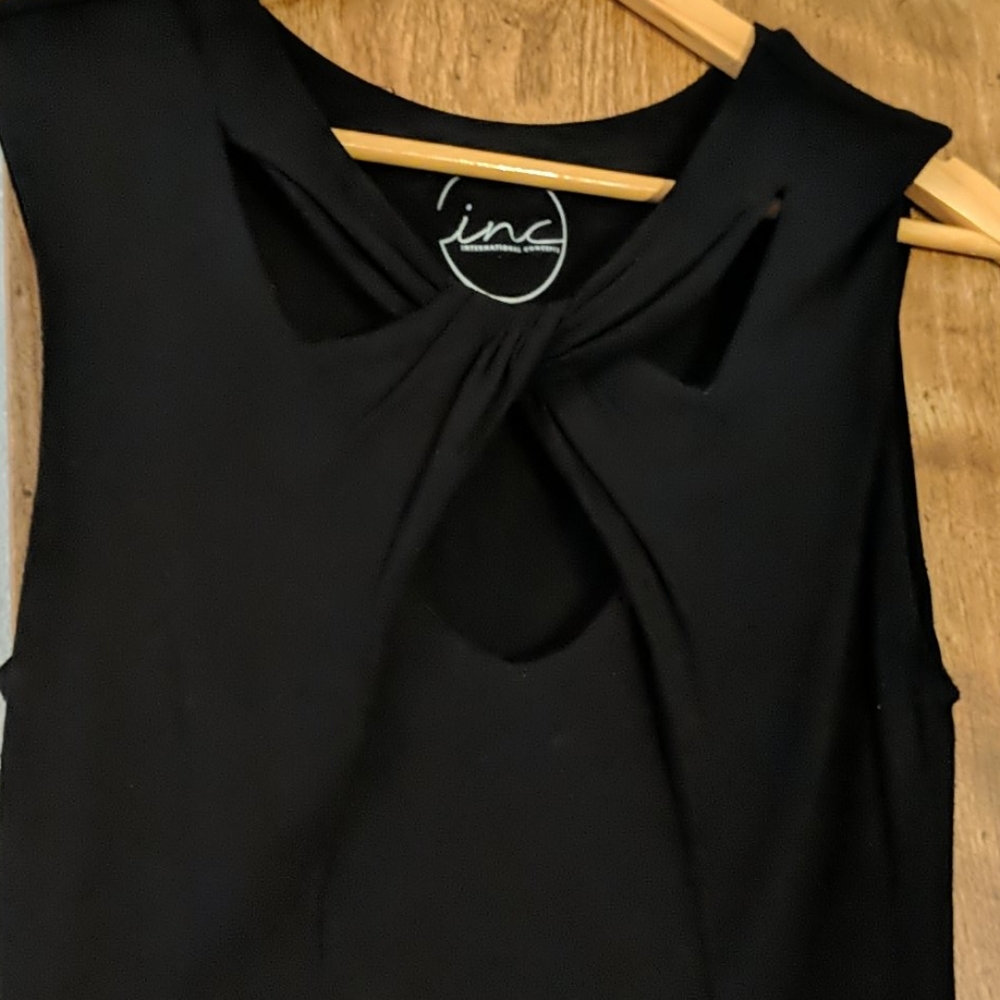 Keyhole neckline blac dress with flattering bottom